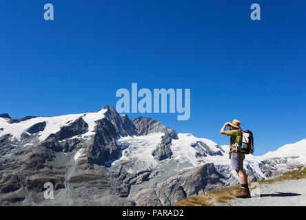 L'Autriche, la Carinthie, l'homme, randonneur regardant avec des jumelles, pic Grossglockner Haut Tauern National Park Banque D'Images