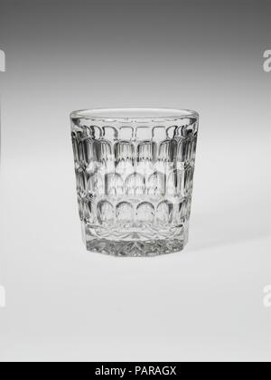 Tumbler. Culture : L'Américain. Dimensions : H. 3 1/2 in. (8,9 cm). Bouilloire : Bakewell, poires et Company (1836-1882). Date : 1860-70. Musée : Metropolitan Museum of Art, New York, USA. Banque D'Images