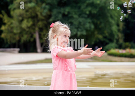 3 ans fille sur le jardin Banque D'Images