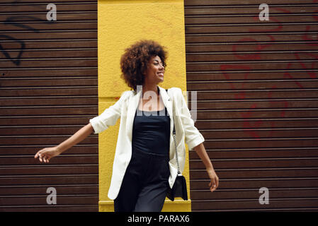 Portrait de jeune femme à la mode avec des cheveux bouclés Banque D'Images