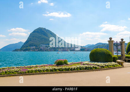 Vue sur le mont San Salvatore du Parco Civico, Lugano, Lac de Lugano, Tessin, Suisse, l'Europe vue sur le lac Banque D'Images