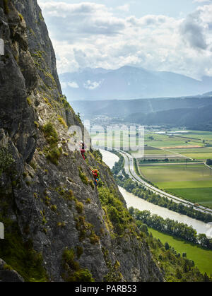 Autriche, Tyrol, deux grimpeurs dans Martinswand Banque D'Images