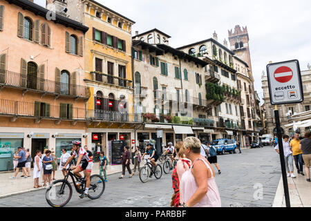 Les cyclistes, vélos, Italien, Choses à faire, les visites touristiques Fontana di Madonna Verona à Piazza delle Erbe, Italie personnes shopping market bicyclettes Banque D'Images