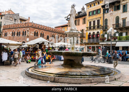 Choses à faire, les visites touristiques Fontana di Madonna Verona à Piazza delle Erbe, Italie personnes shopping market concept touristique des vélos Banque D'Images