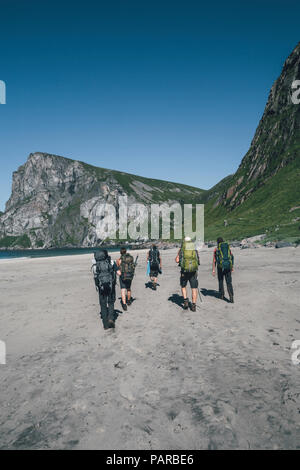 La Norvège, les îles Lofoten, Moskenesoy, Jeunes hommes randonnées à Kvalvika Beach Banque D'Images