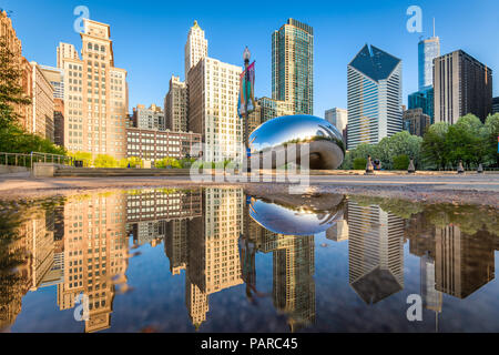 CHICAGO - ILLINOIS : 9 mai 2018 : Cloud Gate dans le Parc du millénaire reflète dans une flaque d'eau de pluie avec un ciel clair. Banque D'Images