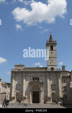 ASCOLI PICENO, ITALIE - 02 juin 2014 : la cathédrale de Saint Emidio en Place Arringo est la plus ancienne place monumentale de la ville de Ascoli Piceno. Près de Banque D'Images