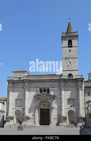 ASCOLI PICENO, ITALIE - 02 juin 2014 : la cathédrale de Saint Emidio en Place Arringo est la plus ancienne place monumentale de la ville de Ascoli Piceno. Près de Banque D'Images