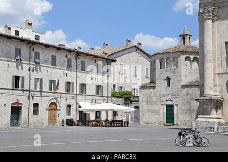 ASCOLI PICENO, ITALIE - 02 juin 2014 : Place Arringo est la plus ancienne place monumentale de la ville de Ascoli Piceno. À proximité : Fonzi palace, Arengo palac Banque D'Images