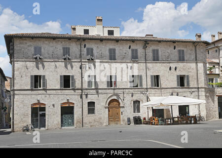 ASCOLI PICENO, ITALIE - 02 juin 2014 : Place Arringo est la plus ancienne place monumentale de la ville de Ascoli Piceno. À proximité : Fonzi palace, Arengo palac Banque D'Images