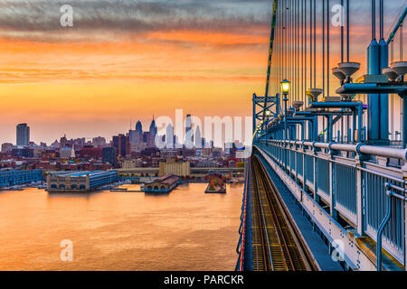 Philadelphie, Pennsylvanie, USA sur le centre-ville de la Benjamin Franklin Bridge. Banque D'Images