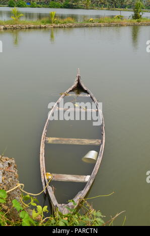 Un bateau isolé sur la rivière Banque D'Images
