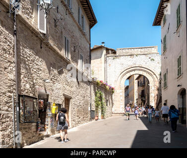 Une rue médiévale menant à un porche pour le centre-ville dans la ville d'assise, dans la province de Pérouse, Italie Banque D'Images