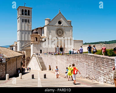 Les touristes visitant la basilique de San Francesco d'Assisi. Assise dans la province de Pérouse, Italie Banque D'Images