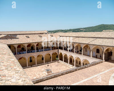 Cloître voûté et Plaza de la Basilique de San Francesco d'Assisi. Assise dans la province de Pérouse, Italie Banque D'Images