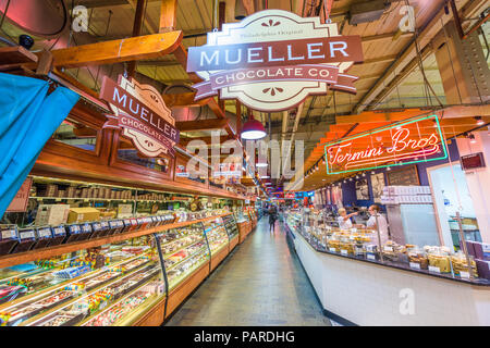 Philadelphie, Pennsylvanie - 18 NOVEMBRE 2016 : Les vendeurs et les clients de Reading Terminal Market. La ville historique est une attraction populaire pour culi Banque D'Images