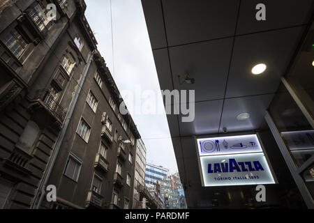 BELGRADE, SERBIE - JUILLET, 19, 2018 : logo Caffe Lavazza allumé sur un bar-café de Belgrade, au cours de la soirée. Capsule Lavazza est un des plus gros producteur de café Banque D'Images