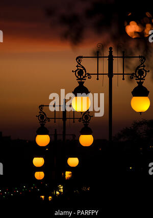 Une rue avec des lampes design classique décor , capturé sur street de DJELFA , Algérie Banque D'Images