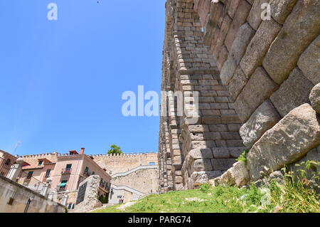 Photographies de la base de l'aqueduc d'être en mesure de connaître intuitivement sa grandeur à Ségovie. L'architecture, les voyages, l'histoire. 18 juin, 2018. Segovia Castill Banque D'Images