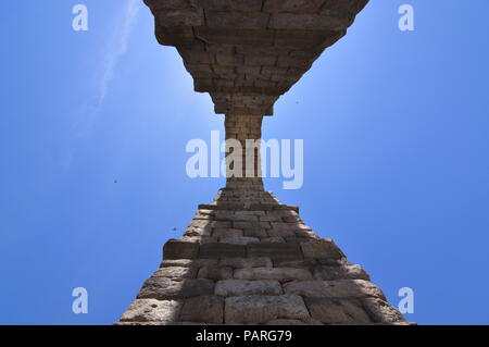 Photographies de la base de l'une des arches de l'aqueduc d'être en mesure de connaître intuitivement sa grandeur à Ségovie. L'architecture, les voyages, l'histoire. 18 juin, Banque D'Images