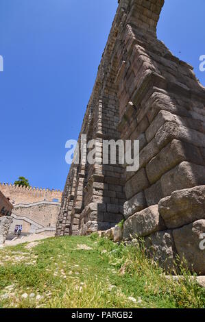 Photographies de la base de l'aqueduc d'être en mesure de connaître intuitivement sa grandeur à Ségovie. L'architecture, les voyages, l'histoire. 18 juin, 2018. Segovia Castill Banque D'Images