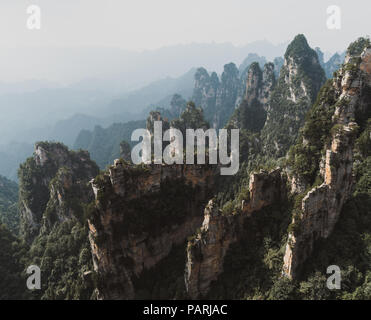 Vue paysage épique de piliers de pierre dans le parc forestier national de Zhangjiajie Hunan, Chine Banque D'Images