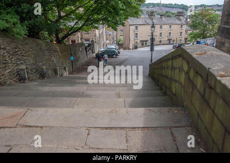 En regardant les marches de pierre sur la rue Church, Lancaster, Lancashire, UK depuis le haut avec les maisons ci-dessous et dans la distance et mur de pierre fermer Banque D'Images