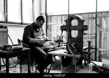 L'outil industriel étau en atelier pour appuyer le travail acharné. Outil pour le travail des métaux, la fixation et le serrage Banque D'Images