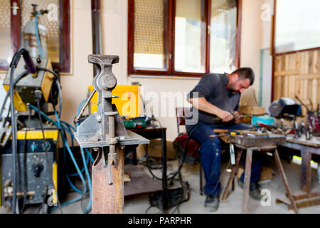 L'outil industriel étau en atelier pour appuyer le travail acharné. Outil pour le travail des métaux, la fixation et le serrage Banque D'Images