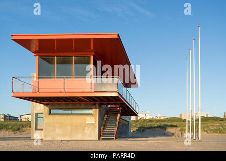 Garde de l'Katwijkse Reddingsbrigade (association de sauvetage) à la plage de Katwijk aan Zee, Pays-Bas Banque D'Images