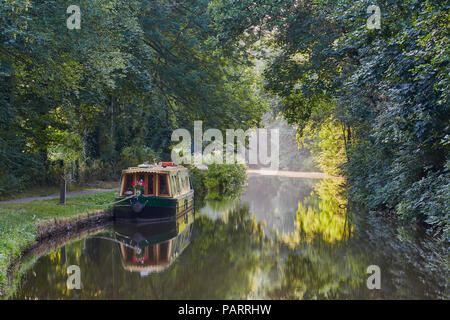 Une péniche amarrée contre la banque du Monmouthshire et Brecon Canal en début de l'été près de Llangynidr, Powys, Pays de Galles, Royaume-Uni Banque D'Images