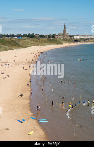 Les personnes bénéficiant de soleil d'été sur Tynemouth Longsands beach, North East England, UK Banque D'Images