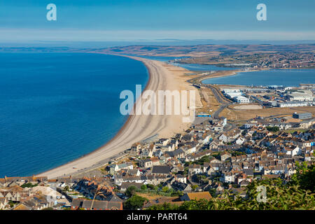 Dorset Portland Angleterre le 24 juillet, 2018 Vue de Portland Heights surplombant la ville de Fortune est bien, montrant Chesil Beach, port de Portland et th Banque D'Images