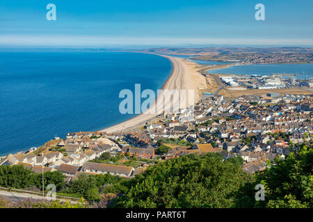 Dorset Portland Angleterre le 24 juillet, 2018 Vue de Portland Heights surplombant la ville de Fortune est bien, montrant Chesil Beach, port de Portland et th Banque D'Images