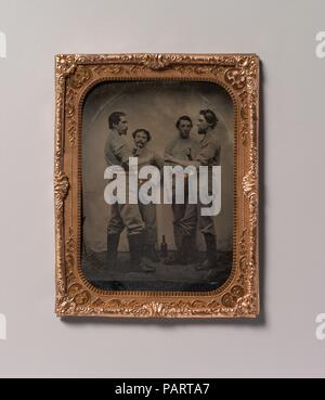 [Quatre pugilistes avec une bouteille à leurs pieds]. Artiste : Inconnu (américain). Dimensions : Image : 11,3 x 8,2 cm (4 16/07 x 3 1/4 in.) mat : 14 x 11 cm (5 1/2 x 4 5/16 in.). Date : 1870-80s. Musée : Metropolitan Museum of Art, New York, USA. Banque D'Images