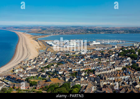 Dorset Portland Angleterre le 24 juillet, 2018 Vue de Portland Heights surplombant la ville de Fortune est bien, montrant Chesil Beach, port de Portland et th Banque D'Images