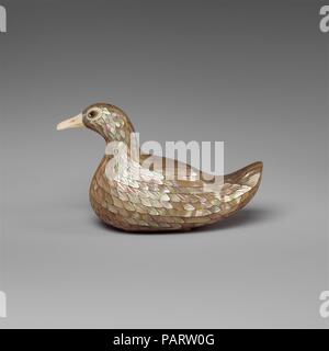 L'un d'une paire de boîtes en forme de canards. Culture : la Chine. Dimensions : H. 2 3/4 in. (7 cm) ; W. 2 in. (5,1 cm) ; D. 4 1/2 in. (11,4 cm). Date : le 18e siècle. Canards, notamment en paires, fonctionnent comme des symboles de l'état civil de la félicité dans l'art chinois, et il semble probable que cette charmante paire était une fois que l'une ou l'autre un cadeau de mariage ou d'une partie de la dot. Musée : Metropolitan Museum of Art, New York, USA. Banque D'Images