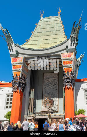 Le Grauman's Chinese Theatre sur l'historique Hollywood Walk of Fame au 6925 Hollywood Boulevard, Los Angeles, Californie, USA, la Banque D'Images