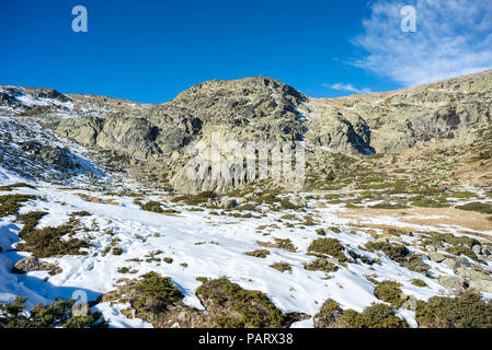 Les randonneurs de la randonnée à pied à la Laguna Grande de Penalara Penalara (lagon) dans la région de Palencia, le 28 décembre 2016. Banque D'Images