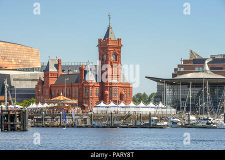 Vue paysage du front de mer dans la baie de Cardiff. Le bâtiment en brique orange est le bâtiment historique Pierhead Banque D'Images