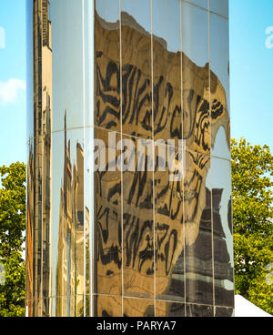 Reflet de la Wales Millennium Centre dans un brillant tour métallique qui est un exemple d'art public dans le bassin ovale à Cardiff Bay Banque D'Images