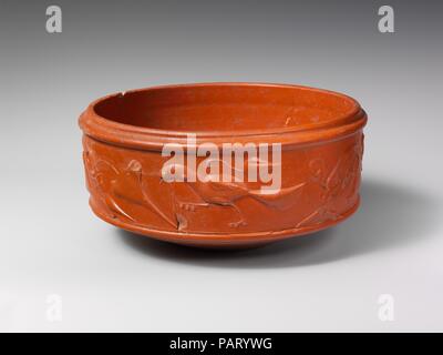 Plat en terre cuite avec décor barbotine. Culture : Roman. Dimensions : 4 3/8''. (11.2cm) Autres : 9 3/16 in. (23.4cm). Date : fin du iie siècle de notre ère. Bol à vitrage rouge avec motif de feuilles et d'oiseaux en barbotine ; terra sigillata. Musée : Metropolitan Museum of Art, New York, USA. Banque D'Images