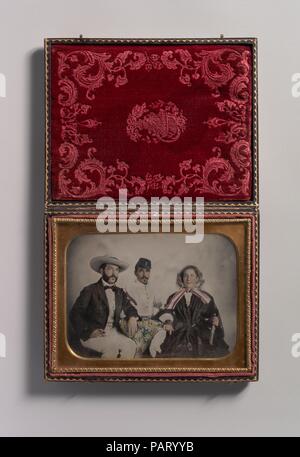 [Deux hommes, l'un en tenue militaire, et d'une femme, assis autour d'une table]. Artiste : Inconnu (américain). Dimensions : Image : 8,8 x 12 cm (3 7/16 x 4 3/4 in.) : Plaque 10,8 x 14 cm (4 1/4 x 5 1/2 in.) Cas : 2,2 x 12,1 x 15,1 cm (7/8 x 4 3/4 x 5 15/16 in.). Date : 1860. Musée : Metropolitan Museum of Art, New York, USA. Banque D'Images