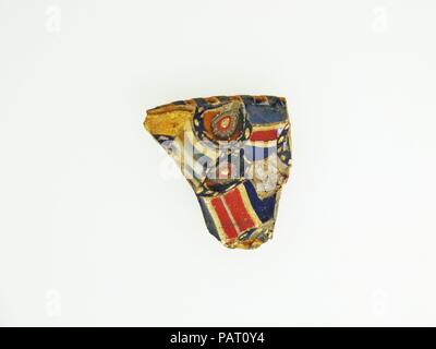 Plat en mosaïque de verre fragment rim. Culture : Roman. Dimensions : 1 × 1 × 5/16 3/16 1/8 in. (3,3 × 3 × 0,3 cm) ; diamètre estimé : 4 5/16 in. (11 cm). Date : fin du 1er siècle avant J.-C.-début 1er siècle de notre ère. Fragment de Rim un court-strip mosaic plat en forme de lentilles. Miel Translucide bleu de cobalt, jaune, opaque, blanc, jaune, rouge et bleu-vert grisâtre terne et incolore. Rim debout avec bord arrondi ; peu profonde, courbé convexe côté. Trois longueurs de rectangulaire court cannes composite, définir de manière aléatoire pour chaque autre : l'un comprenant une bande rouge centrale, bordées de blanc et flanqué de bleu ; un deuxième comprisi Banque D'Images