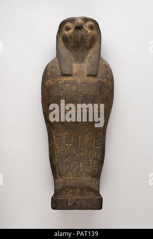 Coffin et le maïs à Osiris momie masque. Dimensions : 49,2 cm L. (19 3/8 in.) ; W. 19,9 cm (7 13/16 po). Date : 400-200 BC. Ces cercueils à tête de faucon ne contiennent pas de momies mais symbolique Osiris momies de veau de grain et de sable. La tête de faucon sur le cercueil et le texte hiéroglyphique sur le couvercle peint indiquent qu'ils sont associés à la divinité funéraire Ptah-Sokar-Osiris. Ces cercueils et 'mummies' ont été préparés et enterrés dans les rites annuels à certains centres dans le cadre des mystères d'Osiris. La germination du grain symboliserait la possibilité de la vie nouvelle offerte par Banque D'Images