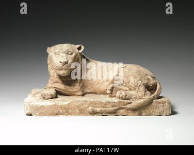 Lion couché. Dimensions : 45,6 cm (17 L. 15/16 in.) ; W. 19,1 cm (7 1/2 in.) ; H. 22,6 cm (8 7/8 in.). Date : 304 B.C.-A.D. 364. Ce lion est au repos, mais demeure alerte avec sa grande tête lourde se tourna vers le spectateur. Paires de lions de ce type d'entrée du temple de flanc.associés à l'image, les lions suggèrent des forces puissantes qui protègent les dieux et les temples. Musée : Metropolitan Museum of Art, New York, USA. Banque D'Images