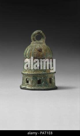 Bell est inscrit le nom royal Argishti Urartian. Culture : Urartian. Dimensions : 3.43 in. (8,71 cm). Date : ca. 789-766 av. J.-C.. Cette Urartian classique bell a un dôme de haut, un corps octogonal et perforé avec une crête centrale soulevée, et une boucle de suspension. L'Urartian inscription cunéiforme se lit comme suit : "à partir de l'arsenal de [King] Argishti.'. Musée : Metropolitan Museum of Art, New York, USA. Banque D'Images