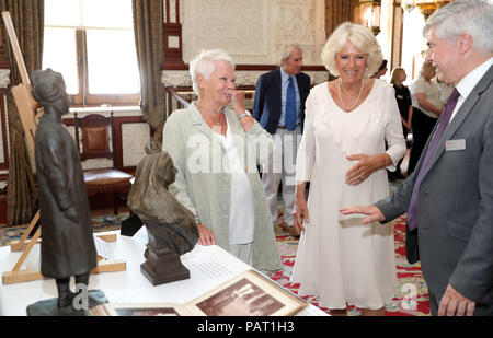 La duchesse de Cornouailles et Dame Judi Dench sont montré artefacts relatifs à la reine Victoria à l'intérieur de la salle Durbar à Osborne House, Queen Victoria's Holiday home in East Cowes sur l'île de Wight. Banque D'Images