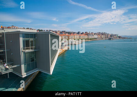 Centre Botin et vue de la ville. Santander, Espagne. Banque D'Images