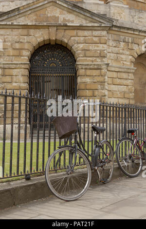 Oxford, Oxfordshire, UK. 23 juin 2018. Météo britannique. Étudiant en Vélo Vintage Oxford pittoresque. Banque D'Images